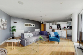 Deluxe three bedroom Apartment by London ExCeL Stays